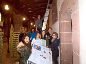 Studierende bauten gestern ihre Ausstellung in der Calwer Stadtkirche auf.  Foto: Hölle Foto: Schwarzwälder-Bote