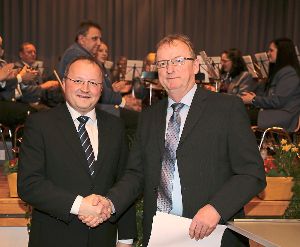Gerhard Gutekunst (rechts) verpflichtete Andreas Hölzlberger für weitere acht Jahr als Bürgermeister in Haiterbach. Foto: Priesterbach