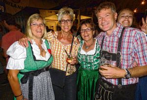 Zu Dutzenden kamen die Madln und ­Buam in ihren Trachten (von links): Auch Petra Benz, Regina Schey, Rosi Münzer und Christian Schey sind immer wieder gerne beim ­bayerischen Wochenende. Foto: Schwarzwälder-Bote