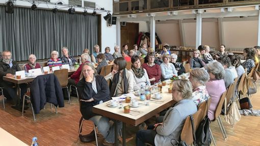Rund 50 Mitglieder kommen zur Hauptversammlung des Landfrauenvereins Achdorf mit anschließendem Frühstück. Interessiert verfolgen sie die vom Vorstandsgremium vorgetragenen Berichte. Foto: Simon Bäurer