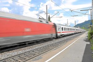 Intercity auf der Schwarzwaldbahn. Lauterbach protestiert gegen geplante Streichungen von Zügen auf der Strecke. Foto: Adler
