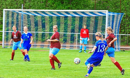 Elina Akst (am Ball) erzielte beide Treffer beim jüngsten Heimsieg des SV Oberreichenbach gegen den TSV Stetten/Hechingen. Foto: Kraushaar Foto: Schwarzwälder-Bote