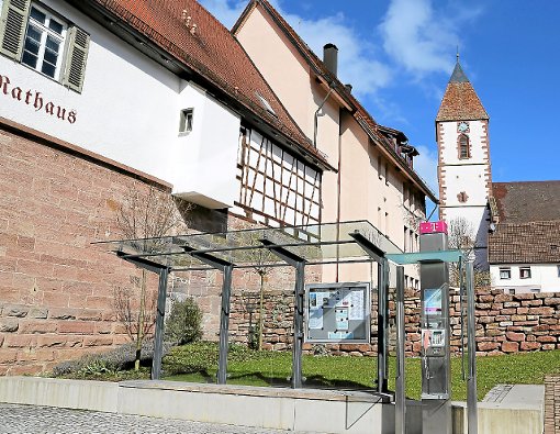 Die Telefonzelle am Ebhauser Rathaus soll abgebaut werden – denkbar ist dafür ein Hotspot in diesem Bereich. Foto: Priestersbach Foto: Schwarzwälder-Bote
