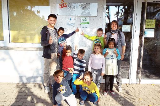 Kindergartenleiter Nico Makowe (links) freut sich über die Unterstützung von Mareike Schaumann (rechts) und die Plakette für die Teilnahme am Bundesprogramm Sprach-Kitas. Foto: Krämer Foto: Schwarzwälder-Bote