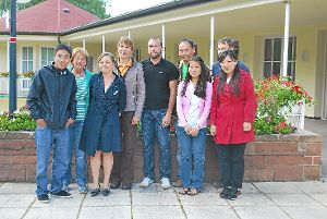 Zum Abschluss ihres Aufenthaltes in Schömberg informierten Oliver Schuster (Mitte) und seine lokalen Projekt-Mitarbeiter über ihr  Mikrofinanzprojekt in Bhutan.                     Foto: Fisel Foto: Schwarzwälder-Bote