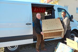 Hans Wycisk und Paul Odoeme (rechts) verstauen sogar Kleinmöbel  für den Spendentransport nach Nigeria. Fotos: Wycisk Foto: Schwarzwälder-Bote