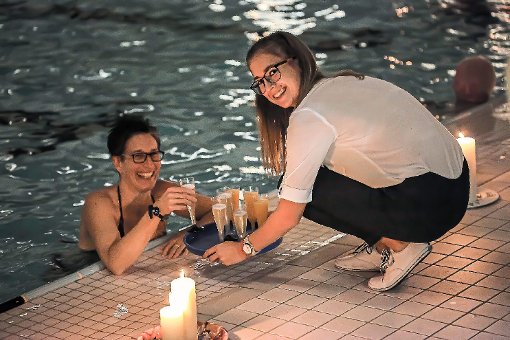 Ein ganz besonderes Badeerlebnis bot einmal mehr der Lichterabend im Walddorfer Hallenbad.  Foto: Stadtwerke