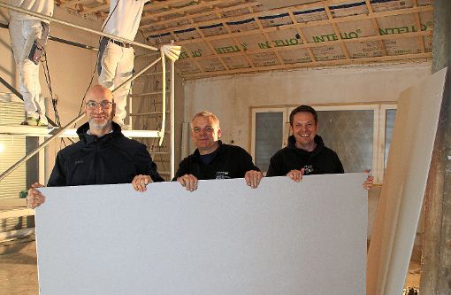 Michael Schmidt, Hilmar Goldschmidt und Markus Treiber (von links) fassen  beim Umbau des Clubhauses kräftig an.  Foto: Gegenheimer Foto: Schwarzwälder-Bote