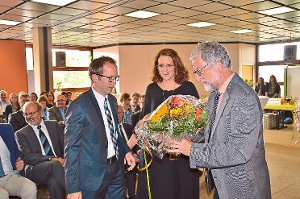Der neue Schulleiter Johannes Heß (links) und seine Frau nahmen einen großen Blumenstrauß entgegen. Foto: Eule Foto: Schwarzwälder-Bote