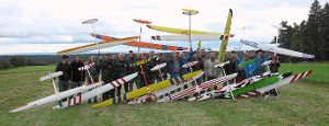 Die Teilnehmer des  Enzkreis-Pokalfliegens auf dem Fluggelände bei Aichelberg.  Foto: Verein Foto: Schwarzwälder-Bote