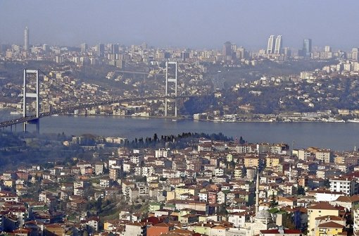 Blick über den Bosporus auf den europäischen Teil Istanbuls – die türkische Stadt ist längst eine bedeutende Wirtschaftsmetropole. Foto: dpa