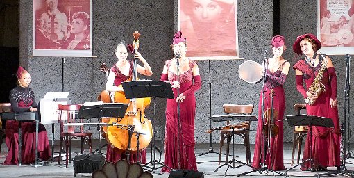 Die Dresdner Salondamen begeisterten bei ihren beiden Konzerten im Königlichen Kurtheater in Bad Wildbad. Foto: Bechtle Foto: Schwarzwälder-Bote