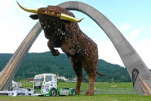 Auch vom allgegenwärtigen Stier leiß sich Jochen hahn auf dem österreichischen Formel 1-Kurs nicht auf die Hörner nehmen. Foto: Hahn