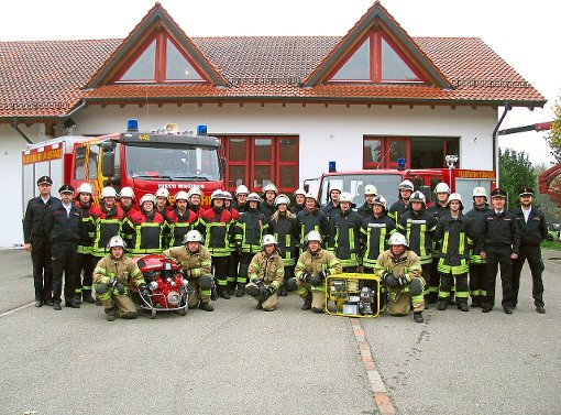 In einem Kurs in Grosselfingen sind 30 neue Feuerwehr-Maschinisten ausgebildet worden.  Foto: Feuerwehr Foto: Schwarzwälder-Bote