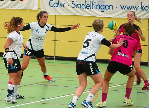 Die Handball-Frauen der SG HCL – hier Isabella Micelotta, Caroline Keller und Laura Schröder (von links) ließen gegen den TuS Metzingen III nichts anbrennen,  Foto: Schröder Foto: Schwarzwälder-Bote