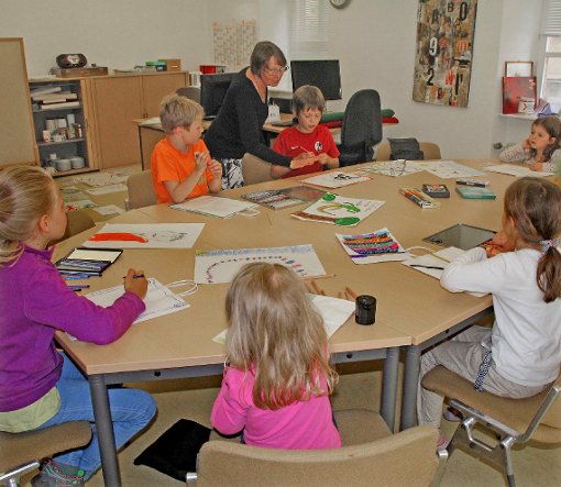 Insgesamt sechs Mal zeichnen  Kinder im Alter zwischen vier und neun Jahren mit Rita Gabler im kukuk-Treff.  Foto: Hübner Foto: Schwarzwälder-Bote