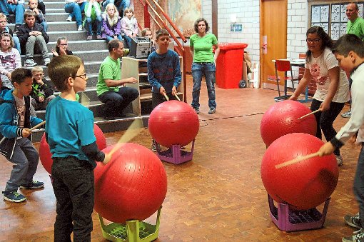 Eine Trommelnummer auf Bällen bringt Rhythmus ins Schulfest der Roßbergschule. Foto: Eggert Foto: Schwarzwälder-Bote