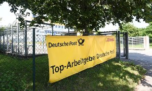 Am Eingang des Frachtzentrums macht die Deutsche Post für sich als Arbeitgeber Werbung. Foto: Hopp