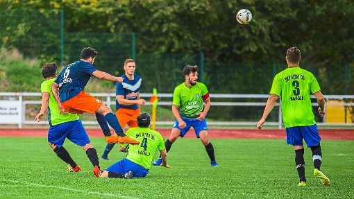 Der SKV Altay Nagold (grüne Trikots) holt gegen den TSV Haiterbach II seinen ersten Punkt der Saison.  Foto: Löffler