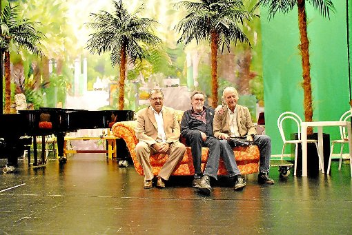 Auf orangefarbenem Kanapee unter Palmen (von links): Ulrich Klingler, Gordon McKechnie und Stefan Türke.  Foto: Ungureanu