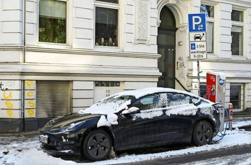 Im Winter sinkt die Reichweite von Elektroautos um durchschnittlich 20 Prozent. Foto: imago images/Joerg Boethling