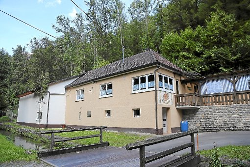 Kranke Alteschen bedrohen das Gebäude des Mühlener Schützenvereins. Foto: Tischbein Foto: Schwarzwälder-Bote