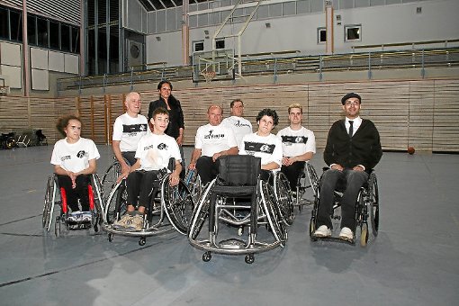 Seit vielen Jahren unterstützt Hamoun Kamai (rechts) den Parasportclub Pforzheim. Dennoch fehlen weitere Sportrollstühle. Foto: Schwarzwälder-Bote