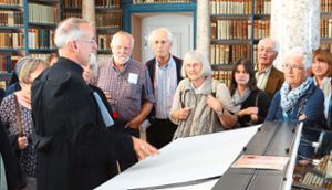 Pater Martin Werlen erläutert den Besuchern in Einsiedeln die geschichte des Klosters und geht auf aktuelle Fragen.  Foto: Grau Foto: Schwarzwälder-Bote