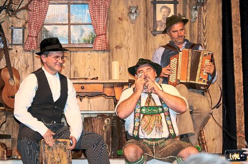 Die kabarettistisch-komödiantischen Musiker von Knedl und  Kraut überzeugen im Theater im Deutschen Haus in wirklich jeder Hinsicht Foto: Kommert Foto: Schwarzwälder-Bote