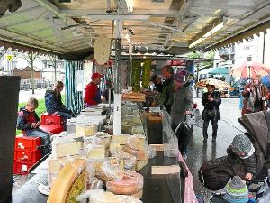 Erstmals war der verkaufsoffene Sonntag in Bad Wildbad mit einem Frühlingsmarkt verbunden. Das  Bild zeigt einen Stand mit Tiroler und Allgäuer Käse. Foto: Ziegelbauer Foto: Schwarzwälder-Bote