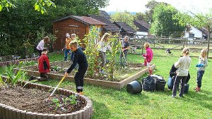 Im Rahmen des Schulprogramms betätigen sich Kinder auch gern im Garten.  Foto: Bausch Foto: Schwarzwälder-Bote