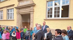 Ortsvorsteher Michael Jerg (Mitte) freut sich mit den Schülern, Bürgermeister Michael Kollmeier (rechts hinter Jerg) und Hauptamtsleiter Horst Vetter über die  Modernisierung.   Foto: Heinemann Foto: Schwarzwälder-Bote