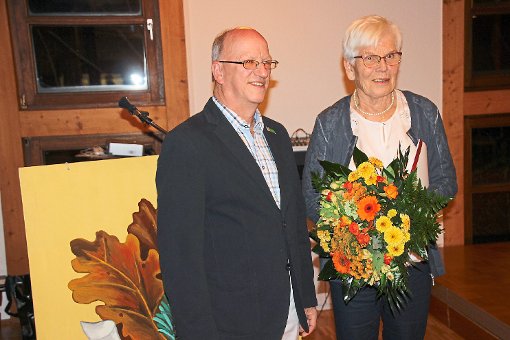 Vorsitzender Bernd Schneckenburger ehrt Helene Christein für ihre 60-jährige Zugehörigkeit zum Albverein. Foto: Bieberstein Foto: Schwarzwälder-Bote