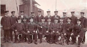 Die Schiltacher Eisenbahner im Jahr 1906: 19 Mann, selbstbewusst und sich ihrer Bedeutung sicher.  Foto: Harter Foto: Schwarzwälder-Bote