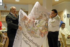Die neugestaltete Fahne des Narrenfreundschaftsrings überreichte dessen Vorsitzender Walter Sieber (links) anlässlich der Einweihung an Zunftmeister August Schädle. Foto: Renz