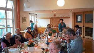 Elke Beiter (stehend) referierte beim Frauenfrühstück über die wohltuende Wirkung von Kräutern. Foto: Braun Foto: Schwarzwälder-Bote