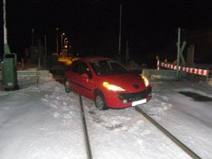 Das Auto blieb im Gleisbett stecken. Foto: Polizei