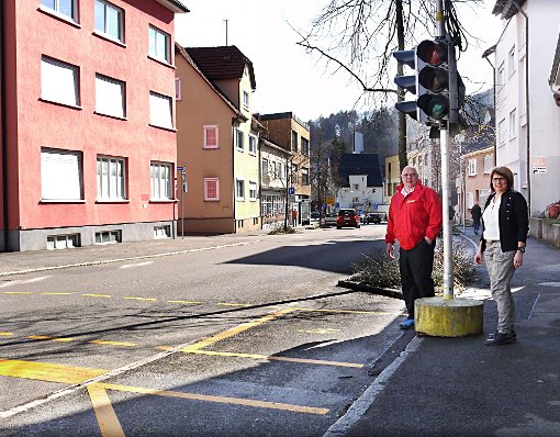 Walter Happle und Silvia Eibl an der Fußgängerampel. Gegenüber liegt die Einfahrt zum Seniorenzentrum. Foto: Eyrich