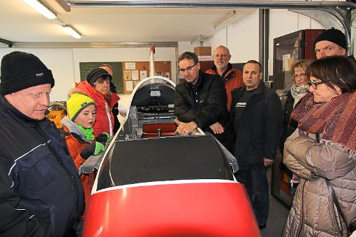Werkstattleiter Armin Singer (Dritter von rechts) zeigte am Puchacz die Physik des Segelfliegens auf. Foto: Feinler Foto: Schwarzwälder-Bote