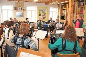 Der Akordeonverein stimmt sich in Brigachtal auf das Großereignis ein. Foto: Schwörer Foto: Schwarzwälder-Bote