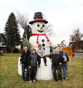 Mit dem Schneemann freuen sich auf die kommenden Wintervergnügen (von links): Joachim Berger, Robin und Nick Siedler, Uli Schillinger sowie Dietmar Siedler. Foto: Berger Foto: Schwarzwälder-Bote