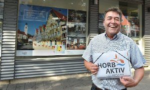 City-Manager Thomas Kreidler unterstützt die Kollegen oben auf dem Horber Marktplatz. Foto: Hopp Foto: Schwarzwälder-Bote