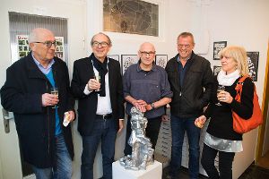 Bernd Zimmermann (Mitte) hat  seinen Gästen in der Paulusgalerie seine außergewöhnliche Skulptur präsentiert. Foto: Nölke Foto: Schwarzwälder-Bote