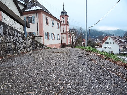 Trotz knapper Kasse soll der Pfarrbergweg im nächsten Jahr für 100 000 Euro saniert werden. Foto: Herzog Foto: Schwarzwälder-Bote