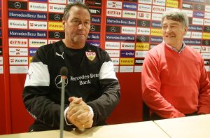 Huub Stevens (links) ist neuer Cheftrainer des VfB Stuttgart. Er wurde am Dienstag offiziell in einer Pressekonferenz von Präsident Bernd Wahler vorgestellt.  Foto: Pressefoto Baumann