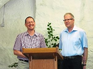 Humor ist sowohl bei Pfarrer Manfred Mergel (links), als auch seinem Amtskollegen Thomas Moser ein wichtiger Bestandteil des Lebens.  Foto: Stocker Foto: Schwarzwälder-Bote