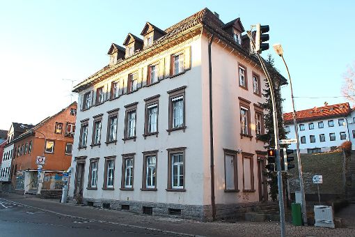Seit einigen Jahren steht das ehemalige Postamt an der Ecke Wilhelm-/Rabenstraße leer. Nun ist die Stadt dabei, die Immobilie an die Firma SSS Siedle zu verkaufen. Foto:  Reutter