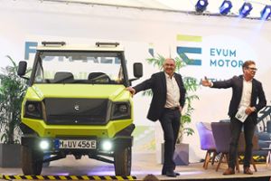 Joachim Glatthaar (links) macht mit seiner Investition bei Evum Motors aCar etwas Neues. Fotos: Ziechaus Foto: Schwarzwälder Bote