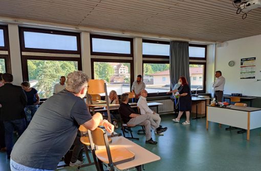 Schulleiterin Monika Schneider führt den Sulzer Gemeinderat durch die Grund- und Werkrealschule. Foto: Cools
