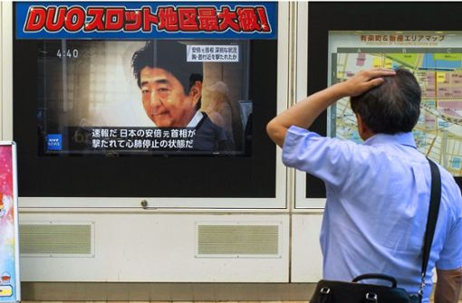 Das Entsetzen ist groß in Japan nach dem Mord an Shinzo Abe. Foto: AFP/CHARLY TRIBALLEAU